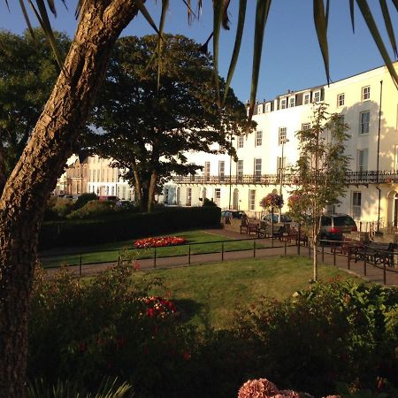 Newton'S Cradle Apartment Tenby Bagian luar foto