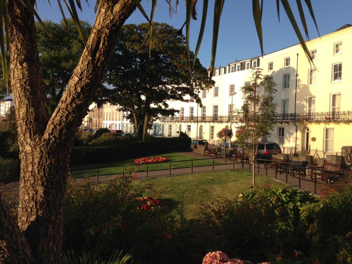 Newton'S Cradle Apartment Tenby Bagian luar foto