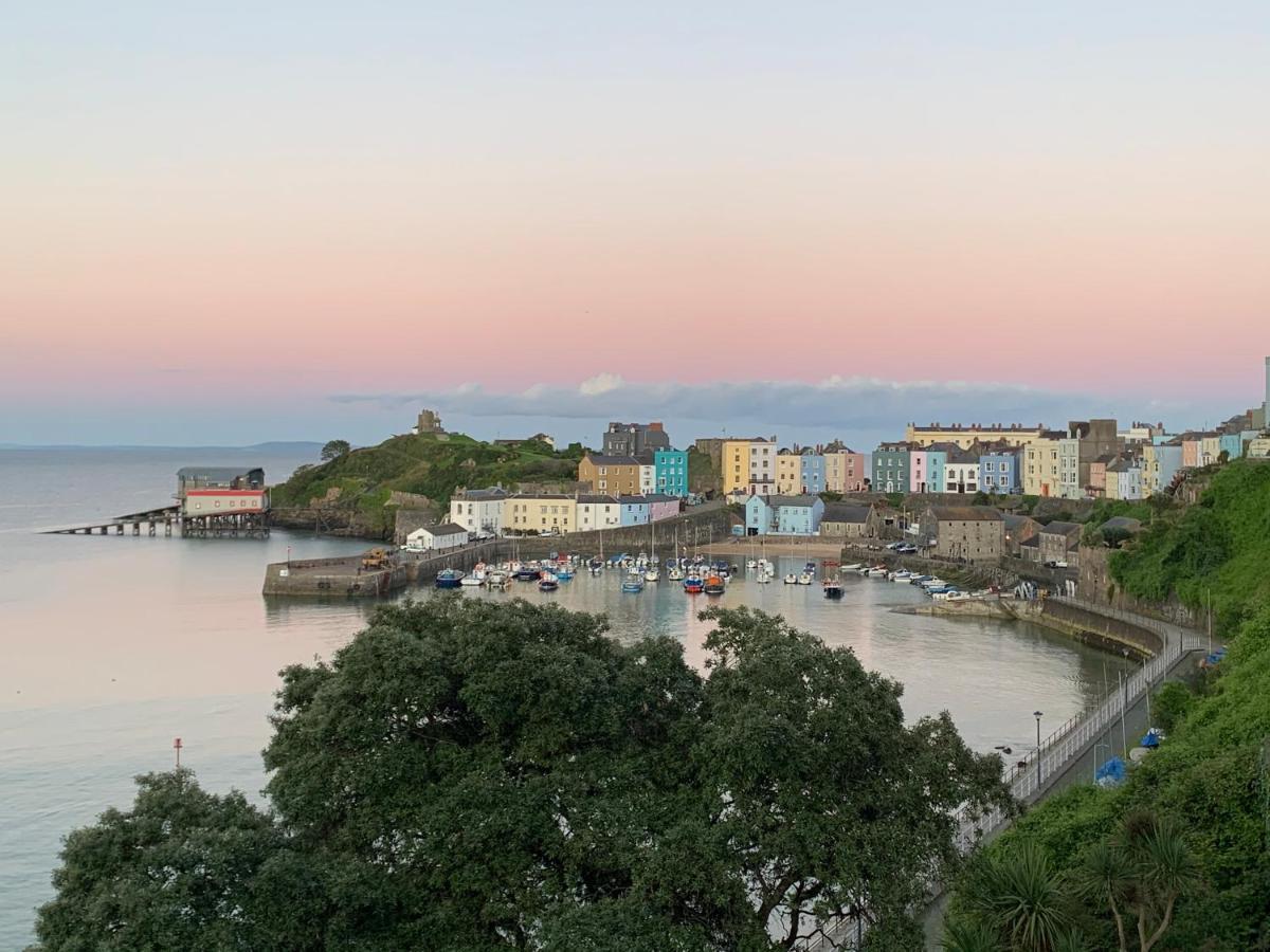 Newton'S Cradle Apartment Tenby Bagian luar foto